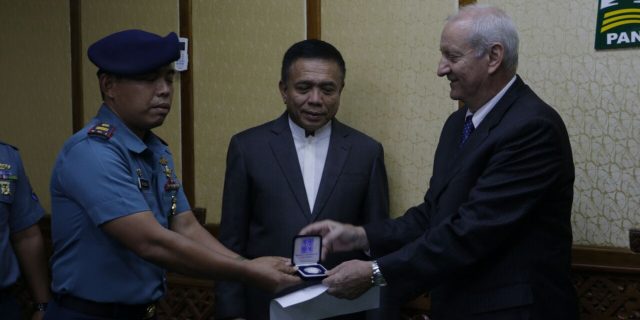 LETTU LAUT (E) PRABOWO, S.H. DAN KOPDA ISMAIL MAHA TERIMA PENGHARGAAN DARI DUBES CHEKO UNTUK RI