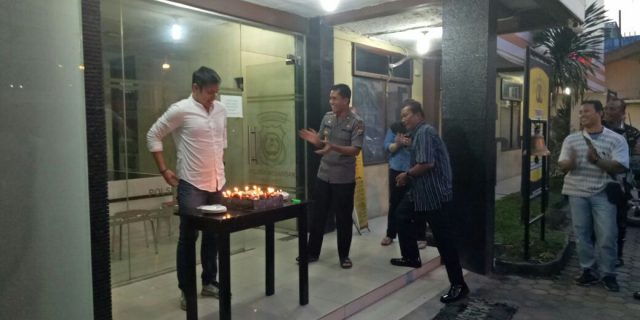 Kapolsek Bersama Personil Rayakan HUT Kanit Reskrim Polsek Medan Baru