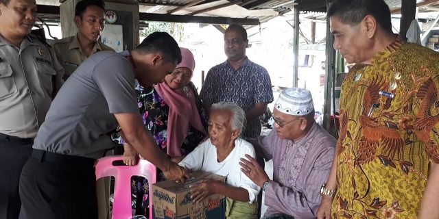 Polsek Medan Baru Berikan Bantuan Kepada Warga Kurang Mampu
