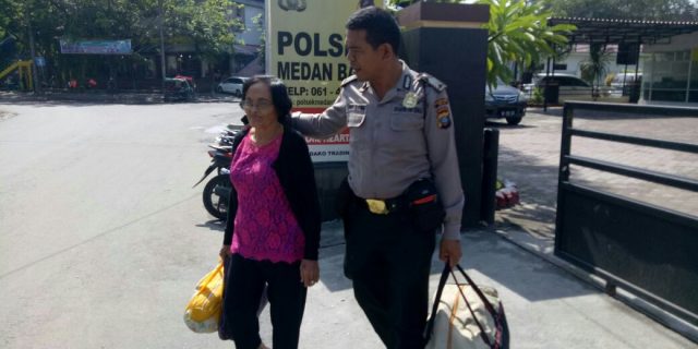 BINMAS POLSEK MEDAN BARU MEMPERTEMUKAN NENEK TERSASAR KEPADA ANAKNYA
