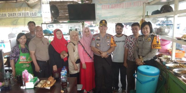 Warga Yang Berada di Pajak Kapuas Terkejut, Ketika Kapolres Menghampiri Mereka