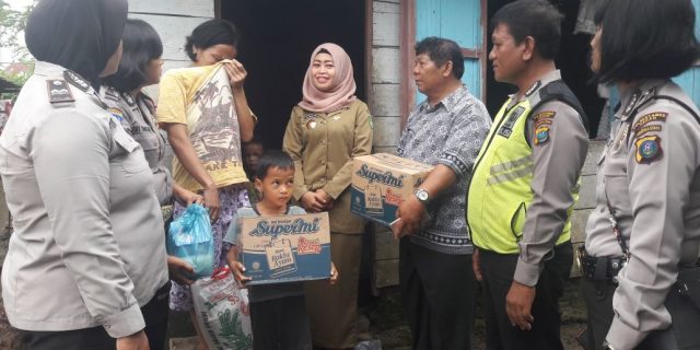 Polsek Medan Baru Berikan Bantuan Kepada Warga Kurang Mampu