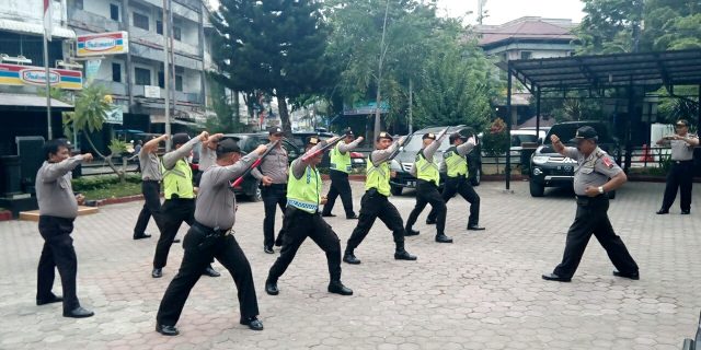 Unit Sabhara Polsek Medan Baru Gelar Latihan Beladiri Gunakan Borgol dan Tongkat T