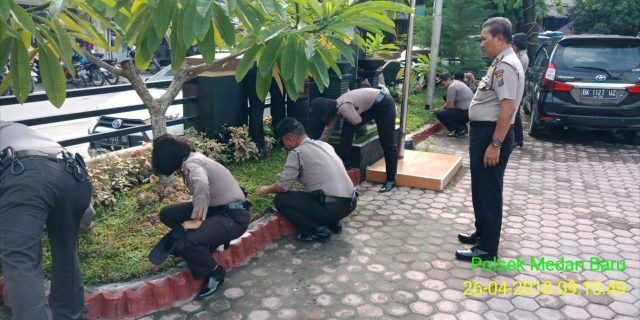 Jaga Kebersihan Kantor, Polsek Medan Baru laksanakan Gotong Royong