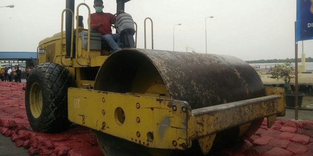 Pemusnahan Barang Bukti Bawang Merah 2000 Karung dengan cara di Gilas