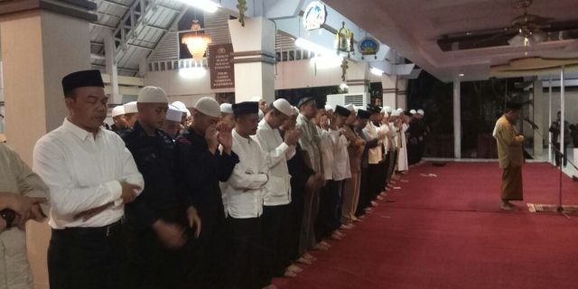 TURUT BERDUKA, KAPOLDA SULSEL BERSAMA ANGGOTANYA GELAR SHALAT GHAIB DI KEDIAMANNYA