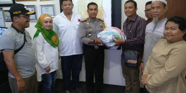 Komunitas Riau Peduli Serahkan Spanduk Tandatangan Masyarakat Kepada Polri