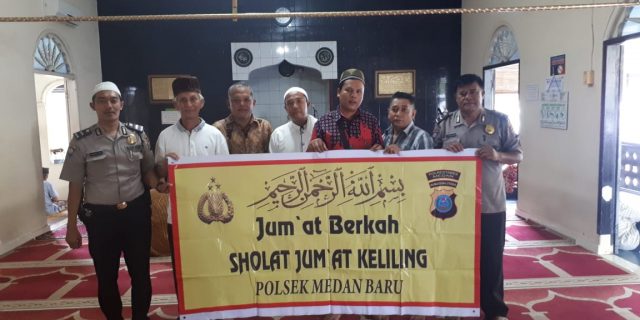 Personil Polsek Medan Baru Sholat Jum’at Bersama Masyarakat di Masjid AL Anas