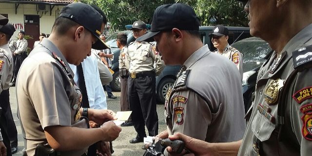 Kapolsek Kelapa Gading Cek Kelengkapan & Kerapian Anggotanya