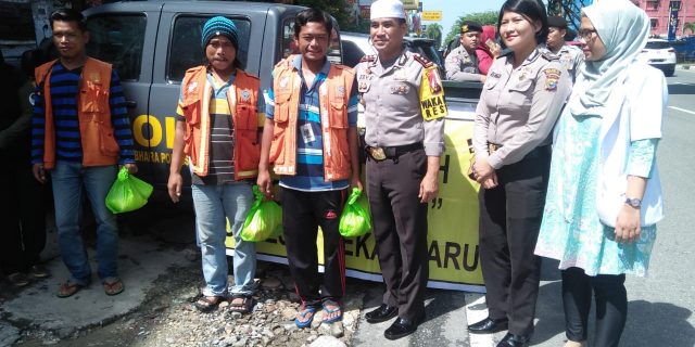 Petugas Parkir Dikagetkan dengan Kedatangan Tim Jum’at Barokah Polresta Pekanbaru