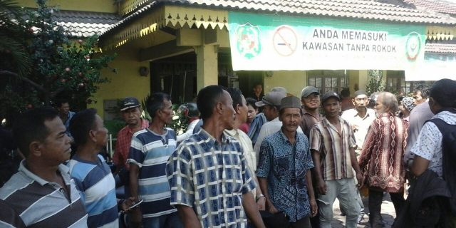 Massa Nelayan Mendatangi Kantor Camat Belawan