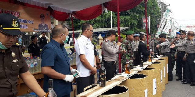 Ribuan Liter Miras Hasil Operasi Dimusnahkan Polisi