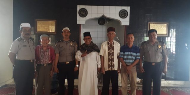 Personil Polsek Medan Baru Sholat Bersama dengan Masyarakat di Masjid AL Anas
