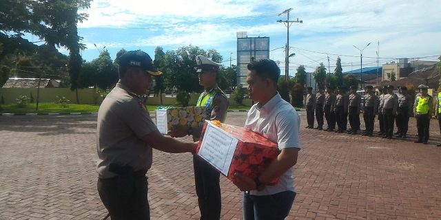 Kapolres Nias Selatan Bagikan Paket Lebaran Kepada Personil