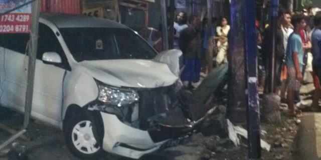 Diduga Sopir Mengantuk, Mobil Tabrak Tiang Telkom