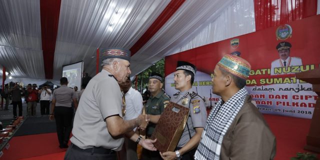 Aipda Ayatullah SH Terima Bingkisan dari Kapolda Sumut