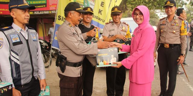 Kapolres Beserta Bhayangkari Cabang Gresik Berikan Bingkisan Petugas Pos Pam Mudik Lebaran