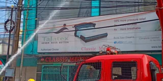 Polsek Medan Baru Bantu Warga Memadamkan Api di Kampung Sejahtera