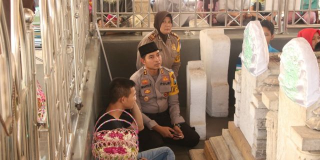Hari ketiga Lebaran Kapolres Ziarah Makam Wali Bersama Irwasda Polda Jatim