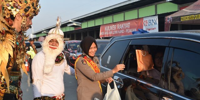 Polres Cirebon Suguhkan Hiburan Bagi Pemudik