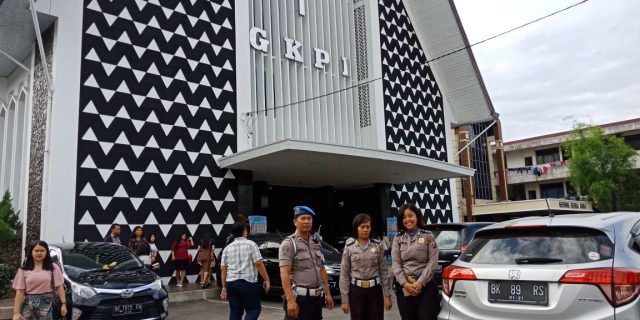 Polsek Medan Baru Laksanakan Pengamanan Gereja