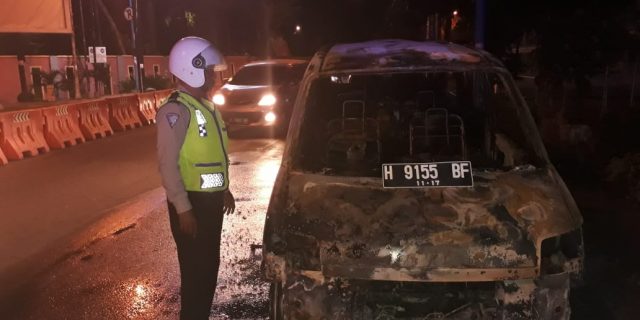 Satu Unit Mobil Merek Suzuki Terbakar di Medan