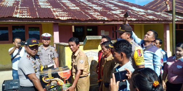 Kapolres Nisel Beri Bantuan Genset ke Sekolah SMP Negeri 3 Amandraya