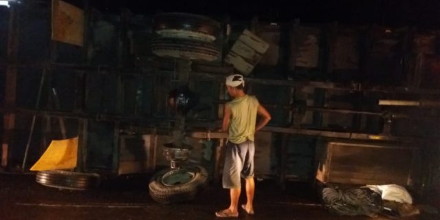 Truk Ekpedisi Terjungkil di Gunungsitoli, Supir dan Kernet Melarikan Diri