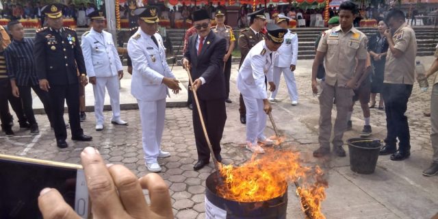 Polres Nisel Musnahkan Ribuan Liter Tuak Suling dan 151 Batang Ganja Tanaman Polres Nisel Musnahkan Ribuan Liter Tuak Suling dan 151 Batang Ganja Tanaman