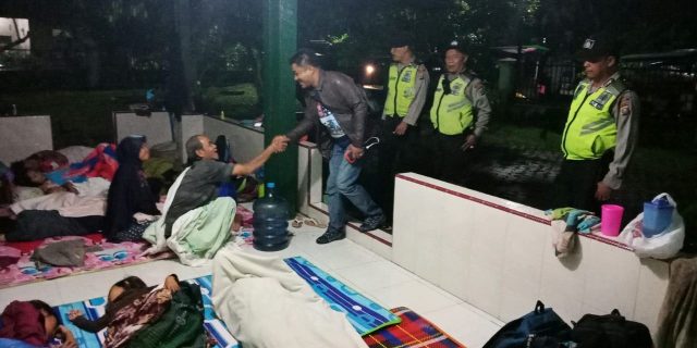 Polsek Medan Baru Beri Bantuan Sembako Kepada Korban Banjir