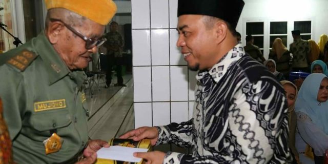 Plt Bupati Labuhanbatu Serahkan Bikisan dan Penghargaan Kepada Tokoh Pejuang