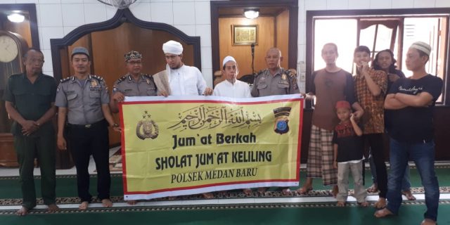 Polsek Medan Baru Berikan Bantuan Kain Sarung di Masjid