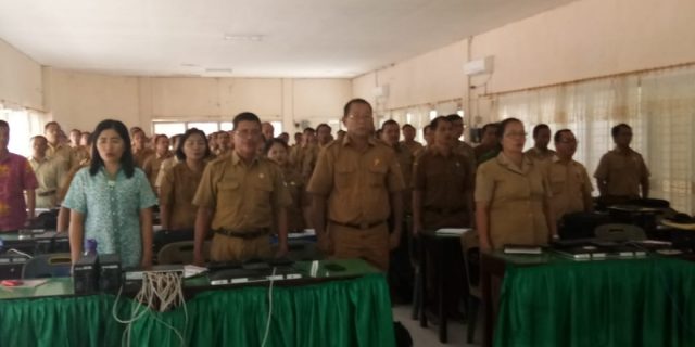 Daya Tampung Aula Kurang Memadai, Peserta Sosialisasi Disdik Nias Utara Duduk di Emperan