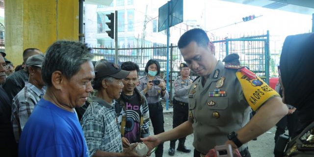 Personil Poldasu Makan Bersama dengan Masyarakat