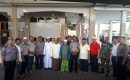 Personil Polsek Medan Baru Makan Bersama dengan Masyarakat di Masjid