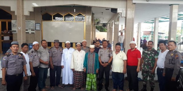 Personil Polsek Medan Baru Makan Bersama dengan Masyarakat di Masjid