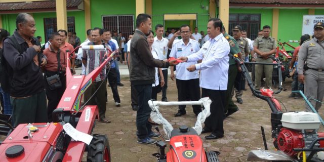 Serahkan Alsintan Kepada Warga, Bupati Nias Berharap Produksi Pertanian Meningkat