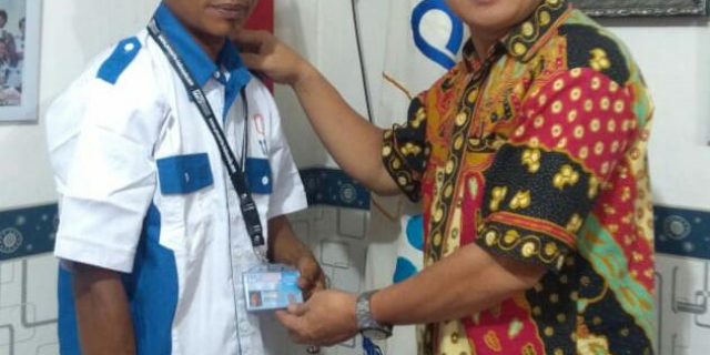 Herlianto Terima Penyematan ID Card dari Ketum PPWI
