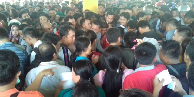 Pelayanan Amburadul, Peserta CPNS Ricuh Di BKD Kabupaten Nias Utara Pelayanan Amburadul, Peserta CPNS Ricuh Di BKD Kabupaten Nias Utara