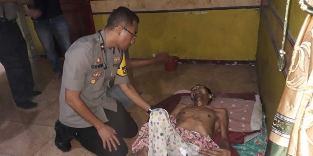 Acungkan Jempol Kapolsek Medan Labuhan Peduli Warga Susah