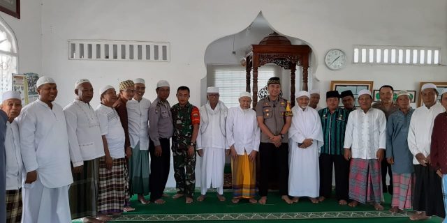 ” Jumat Berkah” Kapolsek Medan Labuhan Menyerahkan Bantuan Kitab Suci Al Qur’an, Kain Sarung Dan  Mukena