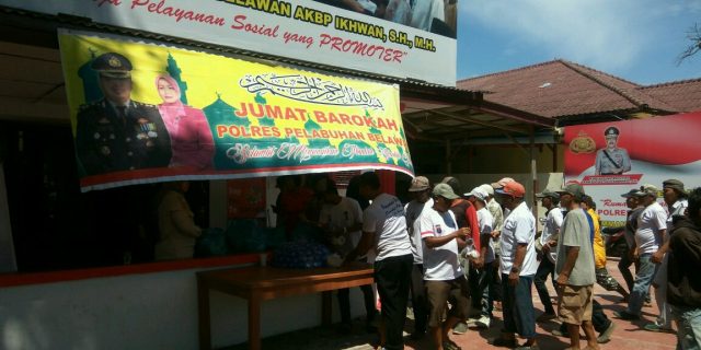 Polres Pelabuhan Belawan Lakukan “Jumat Berkat” Kepada Abang Becak
