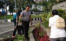 Bhabinkamtibmas Polsek Medan Baru dan Mahasiswa Unimed Laksanakan Kebersihan Taman