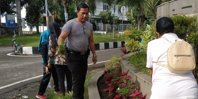 Bhabinkamtibmas Polsek Medan Baru dan Mahasiswa Unimed Laksanakan Kebersihan Taman