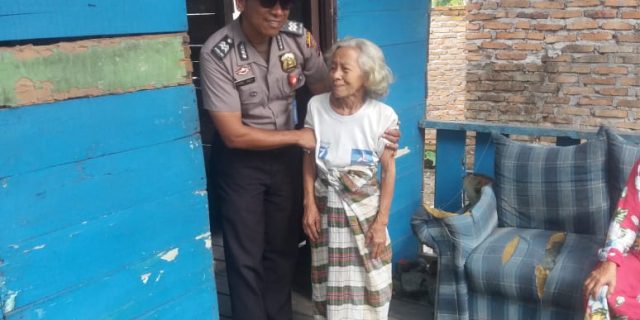 Mantap!! Bhabinkamtimas Terjun Datangi Kaum Duafa