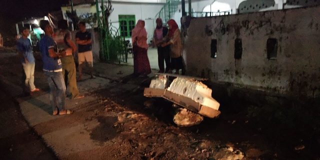 Kesal !! Warga Hadang Truk, Karena Jalan Rusak