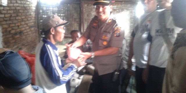 Sebelum Salat Jumat Polsek Medan Labuhan Bagikan Nasi Bungkus untuk Abang Becak