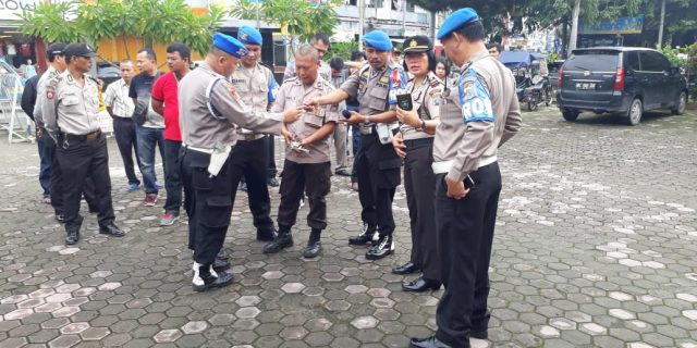 Propam dan Sarpras Polrestabes Medan Periksa Senpi Personil Polsek Medan Baru