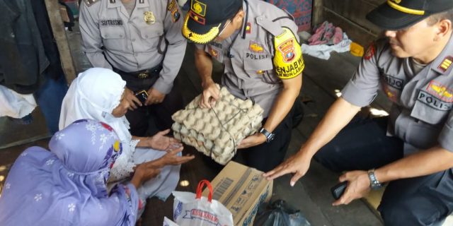 Sholat Dzuhur Berjamah Kapolsek Medan Labuhan Berikan Tali Asih Kepada Duafa