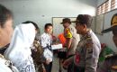 Hari Guru!! Polres Pelabuhan Belawan Dan Polsek Berikan Bunga, Kue Kesekolah